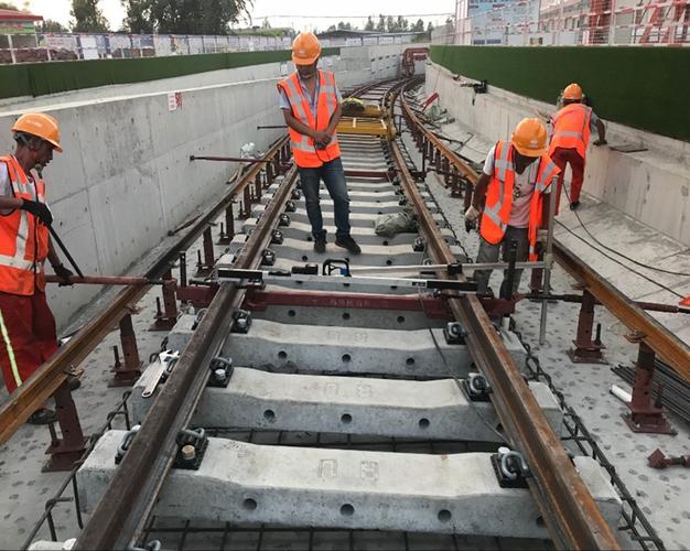 路桥建设公司成都轨道交通10号线二期工程正线开始铺轨_百年建筑网