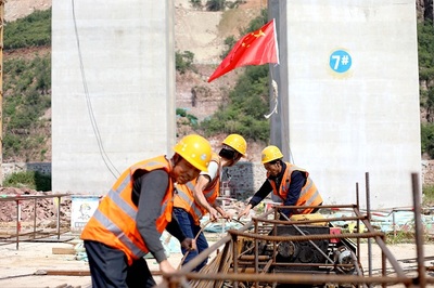 国庆恰逢施工黄金季 中建路桥建设者坚守岗位