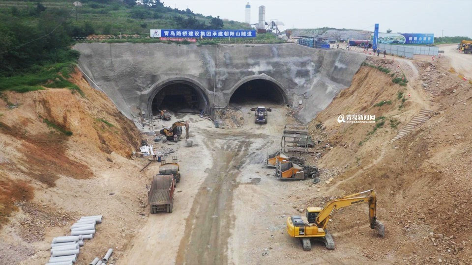 西海岸朝阳山隧道左线贯通 直达东方影都图
