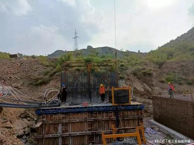 太原西北二环2标方山特大桥首个承台浇筑圆满完成