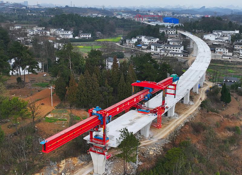 贵阳地铁S1号线天河潭站路桥初见雏形