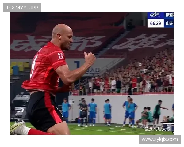 足球场上那位拥有浓密腿毛的球星引发了网友热议他为何成了球迷的另类焦点